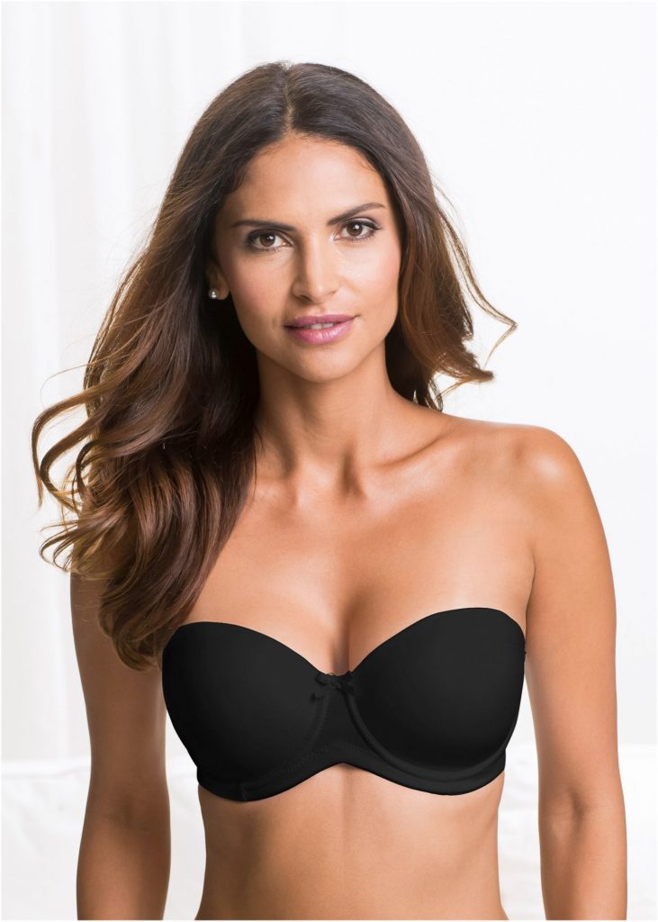 vrouw in zwarte strapless bh grote cup