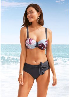 vrouw in grote cup bikini tropisch design