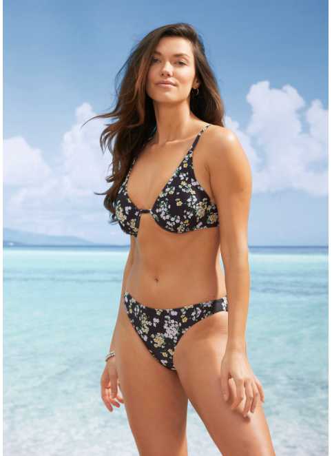 vrouw in beugel bikini grote maat met bloemenprint