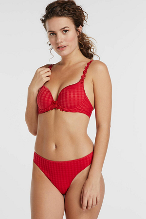 vrouw in rode push up bh marie jo 65d