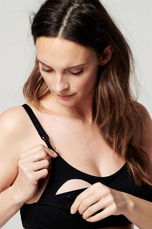 vrouw draagt voedingsbh noppies met clip geschikt voor borstvoedingsperiode