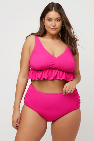 model plus size draagt pink tankini met ruches