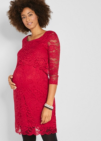 vrouw draagt rode kanten zwangerschapsjurk feestelijk