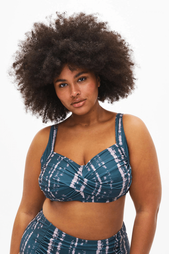 vrouw draagt bikini top grote maten soft cup